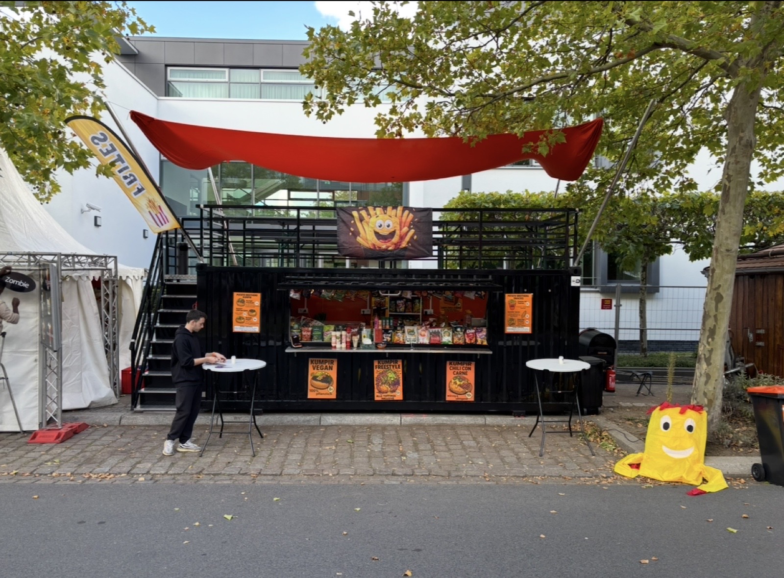 Potato Brothers Foodcontainer bei einem Firmenevent mit wartenden Gästen